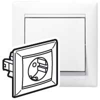 VALENA Розетка 1-местная с заземлением без защитных шторок 16А с лицевой панелью и рамкой в сборе белый