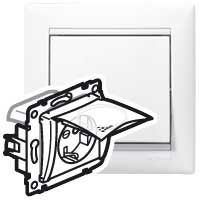 VALENA DIY Розетка 1-местная с заземлением с защитными шторками и крышкой 16А IP44 белый