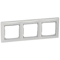 VALENA Рамка 3-местная белый (серебряный штрих)