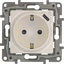 ETIKA Розетка 1-местная с заземлением с защитными шторками безвинтовые зажимы 16А с USB C 7,5Вт белый